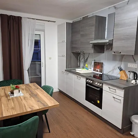 Apartament Delac *